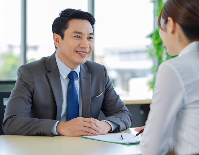 職業紹介の面談で求職者に関する確認をしている様子